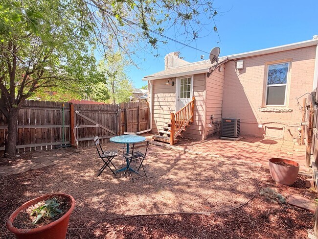 Building Photo - Charming 2 Bed 1 Bath Duplex in West Highlands