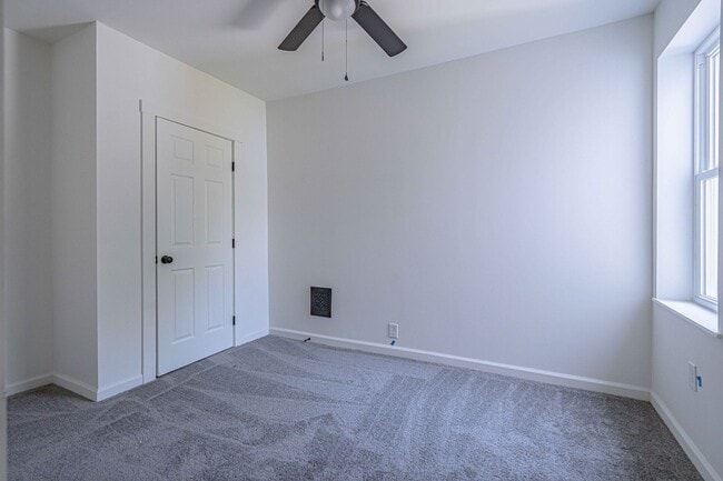 Building Photo - UPDATED FOUR BEDROOM/1.5 BATH TOWNHOME