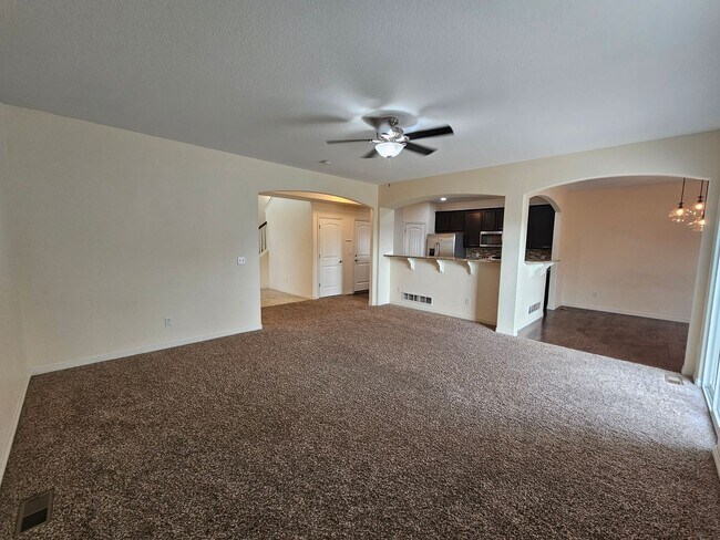 Building Photo - 4 Bed 3 Bath in Lorson Ranch!!