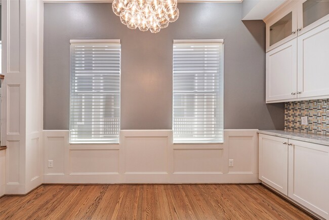 Building Photo - 212 W 6th St