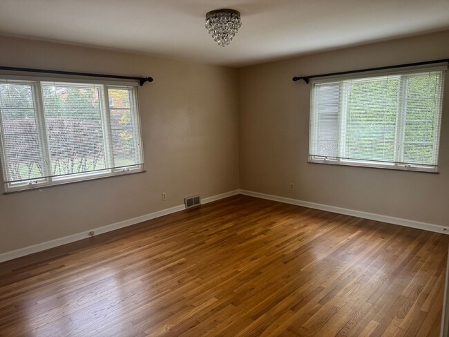 Building Photo - 3 Bedroom 2 Bath Ranch Home - Upper Arlington Schools