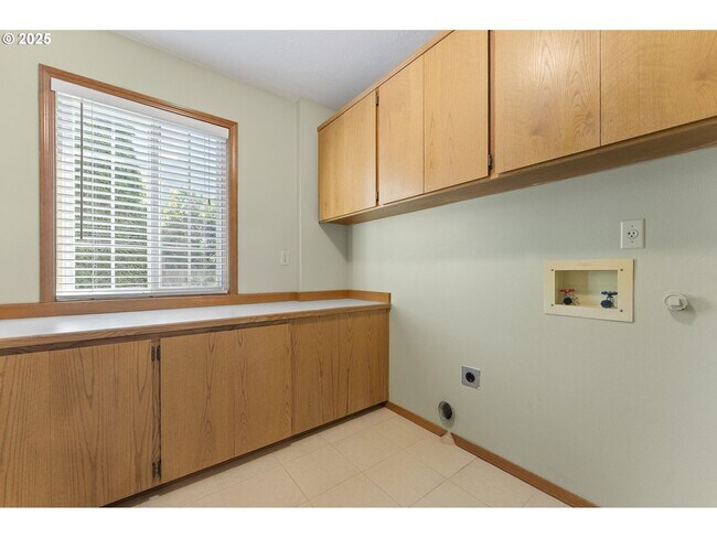 Building Photo - 3-Bedroom Home with Granite Kitchen, Family Room & Private Deck