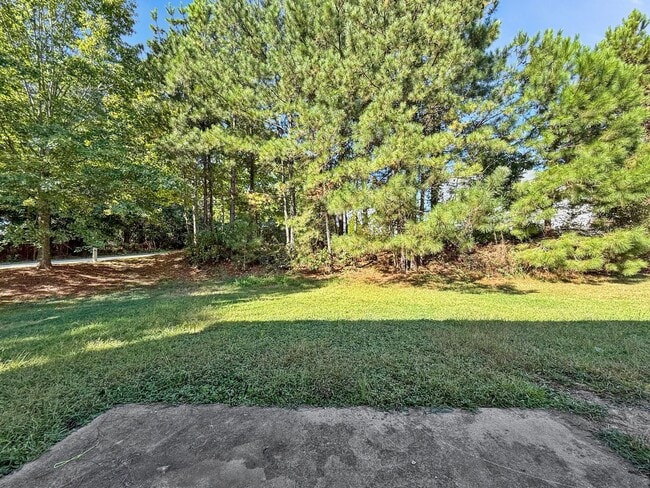 Building Photo - Stunning 4-bedroom, 2.5-bathroom home loca...