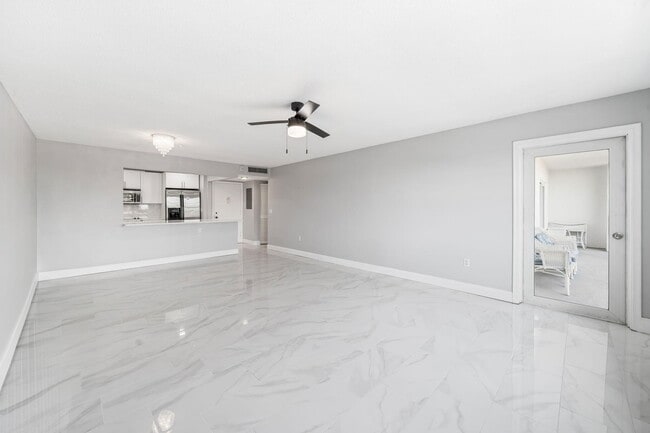 Building Photo - 1502 S Lakeside Dr