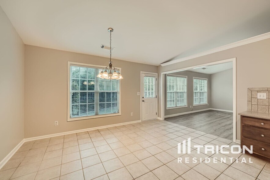 Building Photo - 641 Rock Elm Dr