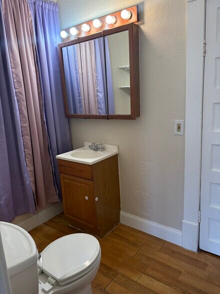 1/2 bath - 538 N Aydelotte Ave