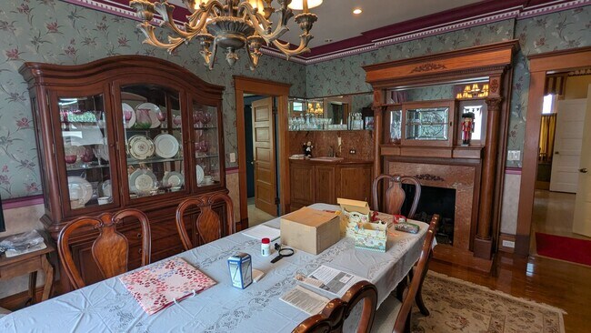 Building Photo - Welcome to this fully furnished 3-bedroom, 1.5-bath home in Massillon