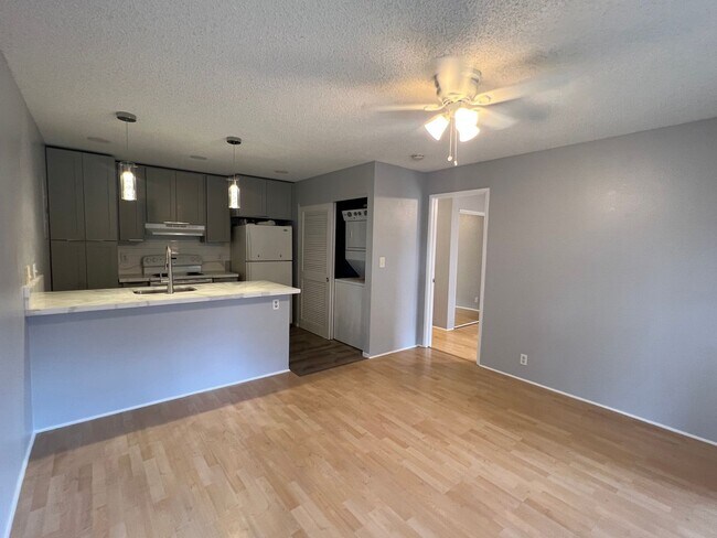 Building Photo - Upstairs Corner Unit 1 Bedroom/1 Bath Town...