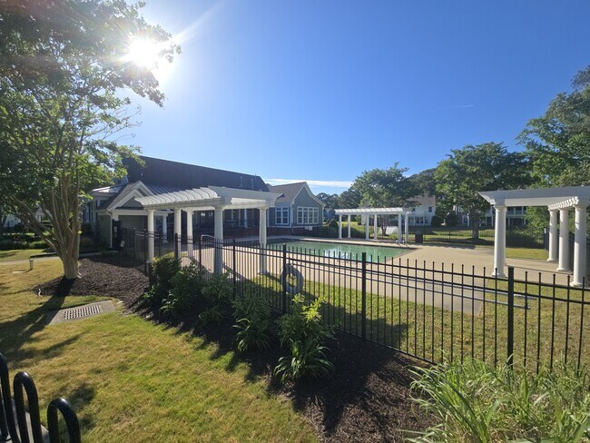 Building Photo - 1129 Flower St