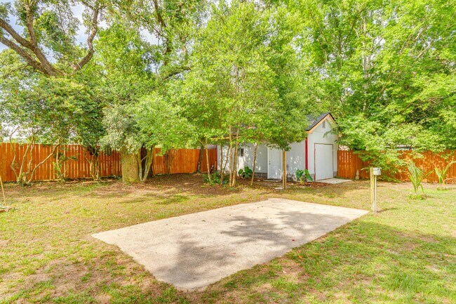 Building Photo - 205 N Pinewood Ln