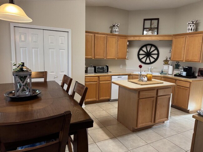 Building Photo - "Spacious 4-Bed Family Home in Milton with...