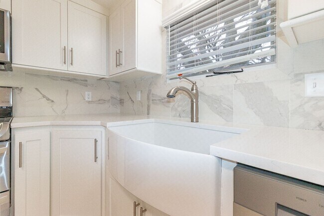 Building Photo - Gorgeous fully updated 3 bed 3 bath near KU Campus!