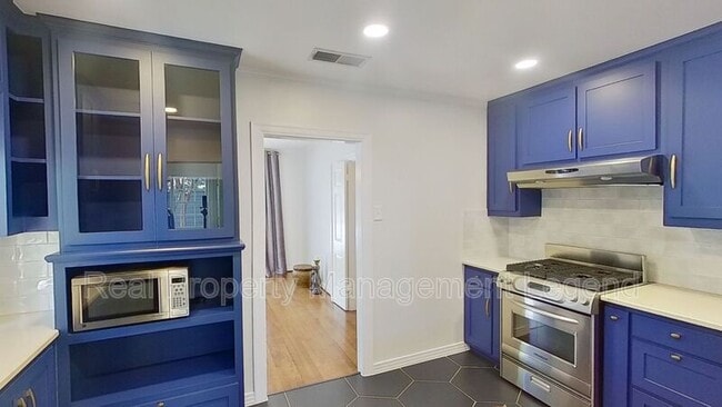 Building Photo - 5830 Kenwood Ave