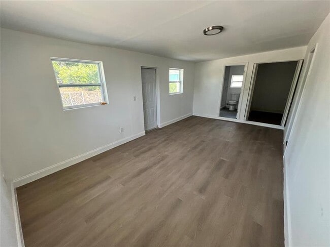 Building Photo - 422 SW 4th Ave