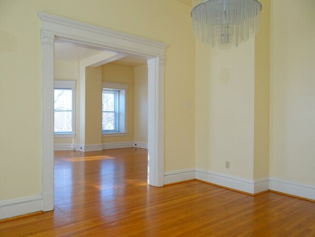 Building Photo - Charming 3 BD/2 BATH right across the stre...
