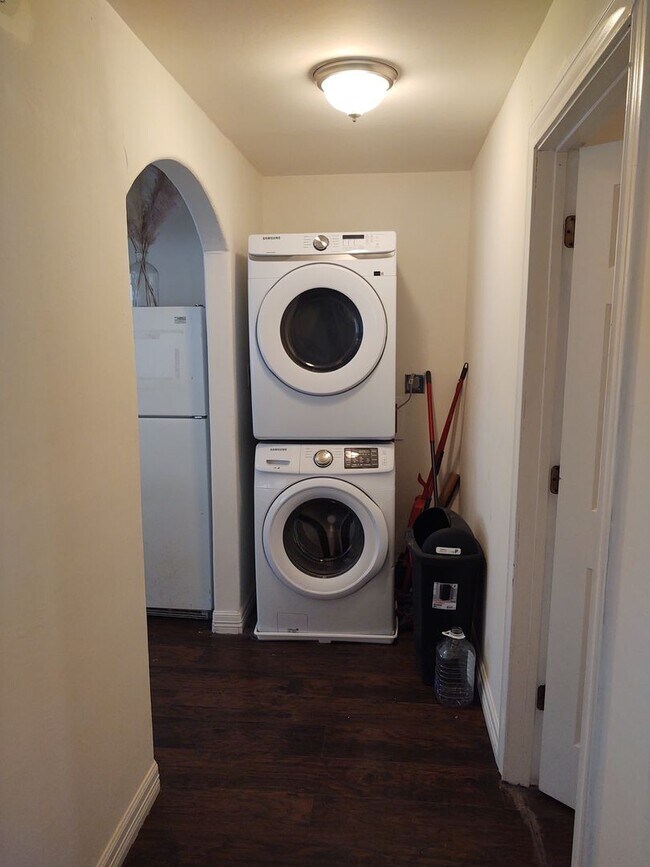 Building Photo - 2 bedroom 1 bath house