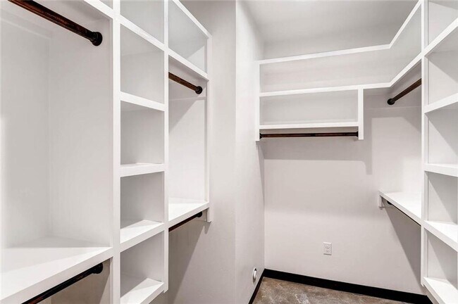Building Photo - Luxurious 4-bedroom Townhome