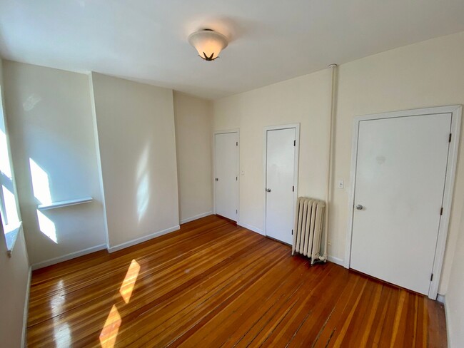 Building Photo - Great 3 Bed Right in Kenmore Square! Call ...