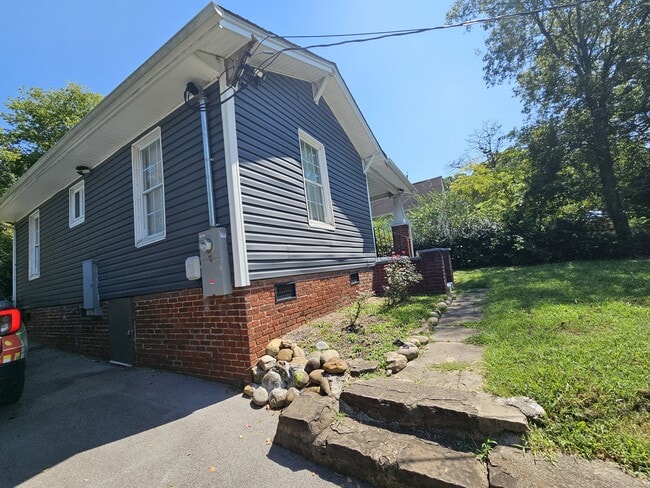 Building Photo - 2806 Whittle Springs Rd