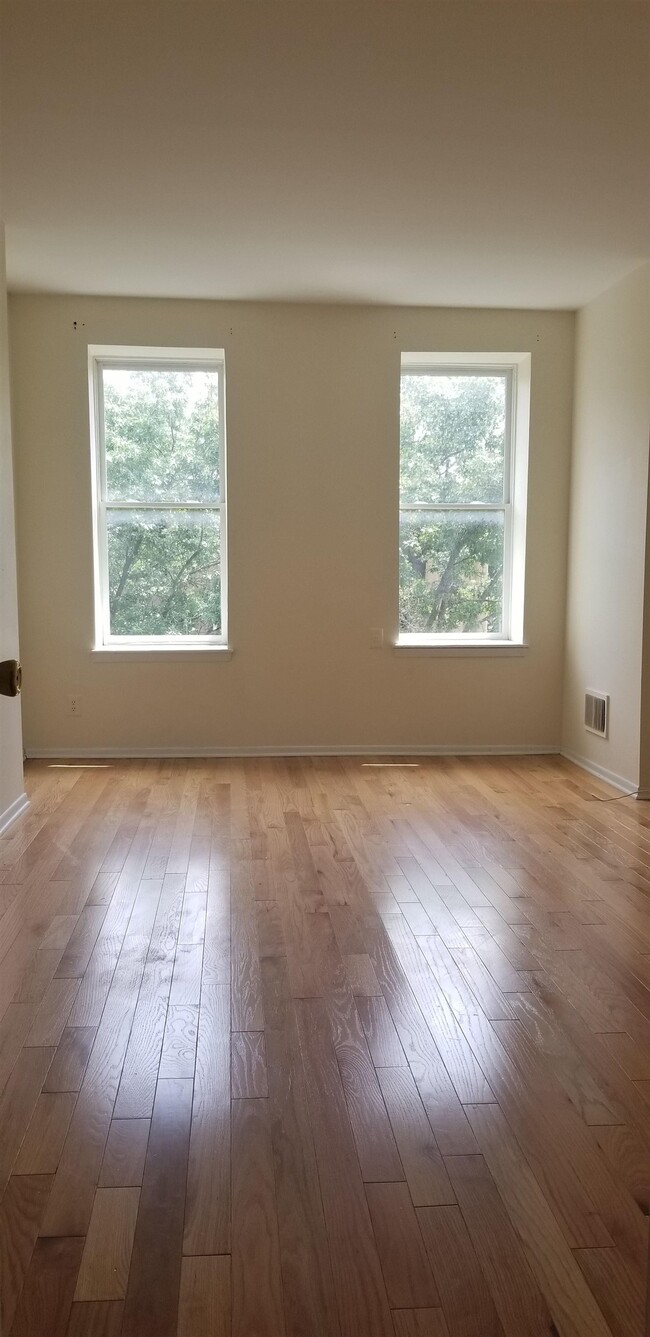 Building Photo - 264 9th St