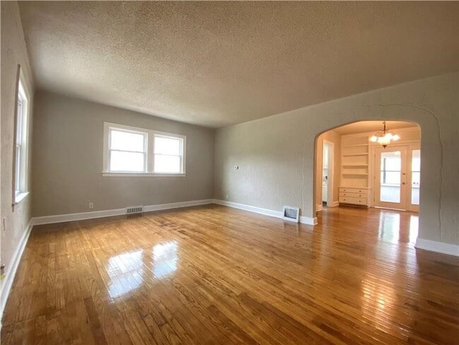 Building Photo - Charming 3 Bedroom 1.5 Bath Home