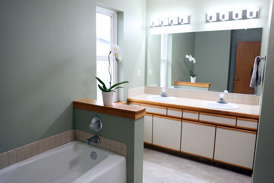 Master en-suite bathroom - 651 SE Bayshore Dr