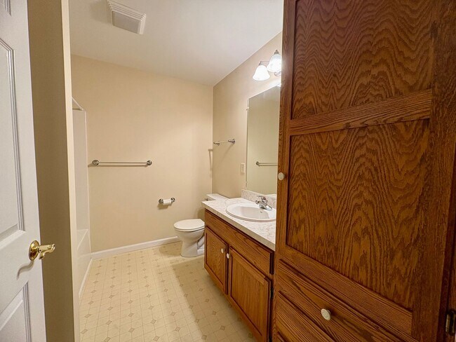 Building Photo - 3 Bedroom 2.5 Bathroom Home Available in Elizabethtown!