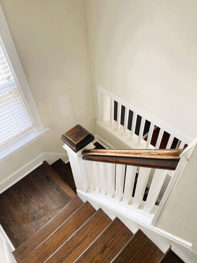 Building Photo - AVAILABLE NOW - Beautiful corner house in Webster Groves across the street from Avery Elementary!