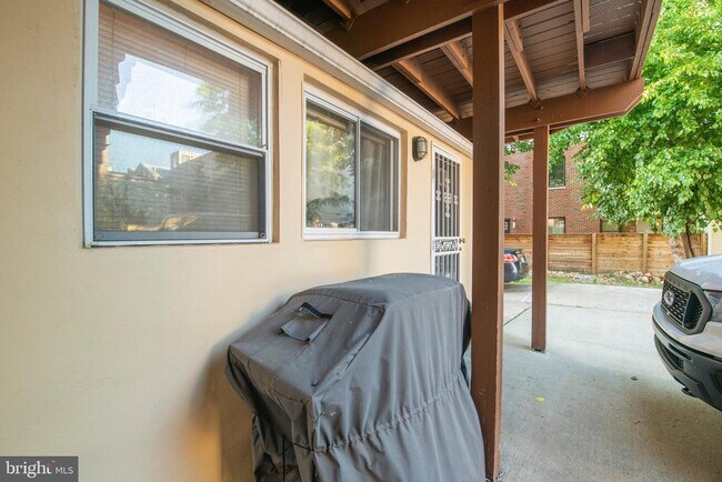 Building Photo - 515 W Girard Ave