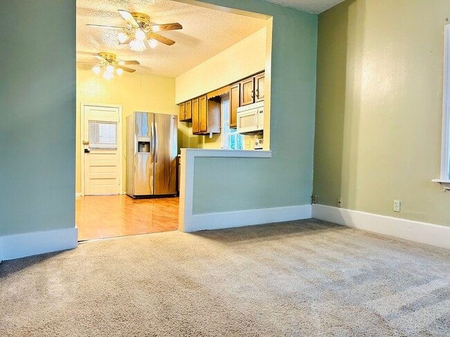 Building Photo - Cute Single Family Home, Great Location