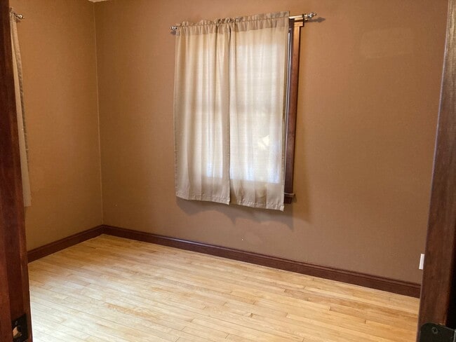 Building Photo - Amazing 4 Bedroom 2 Bathroom House with Garage!