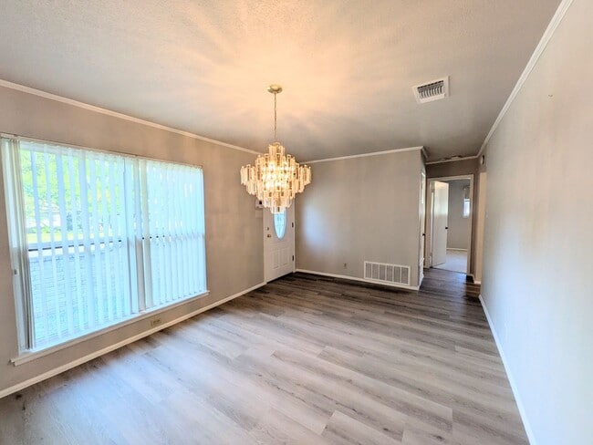 Building Photo - 6618 Cloverbend St