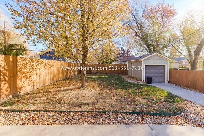 Building Photo - Charming, impeccably clean and maintained ...