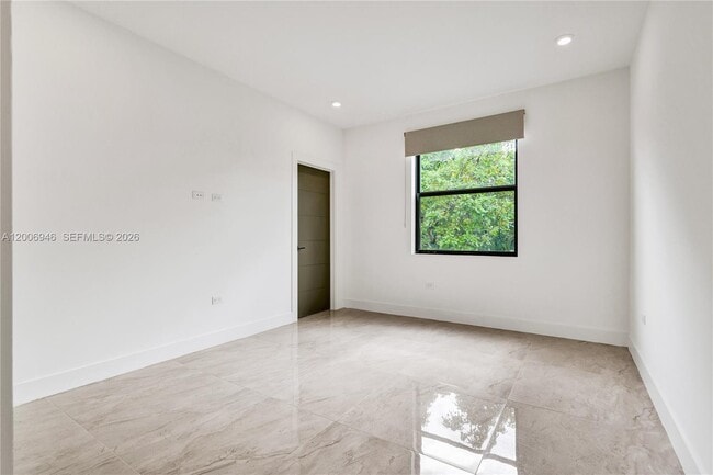 Building Photo - 2887 SW 33rd Ave