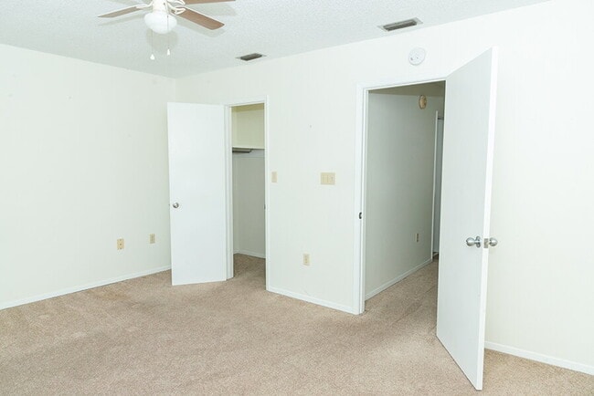 Building Photo - "Charming Townhouse on Hollywood Blvd with Spacious 1156 Sq Ft Layout!"