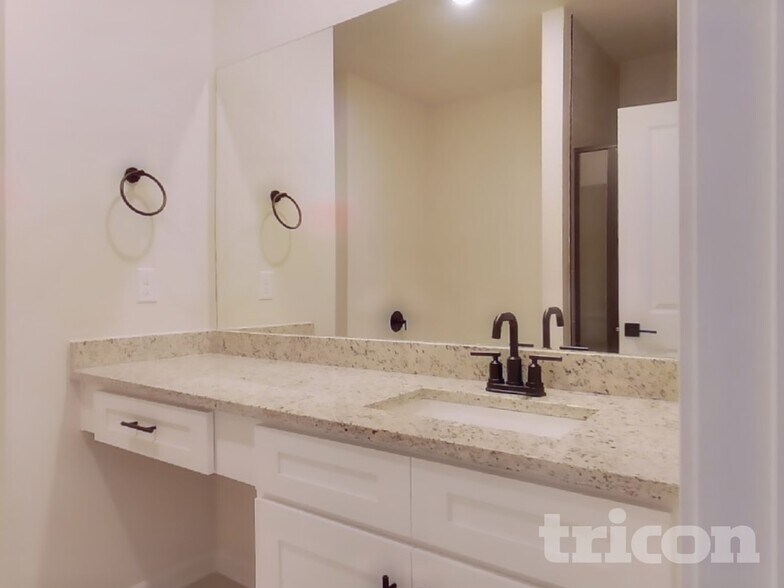 Building Photo - 617 Mountain Oaks Pkwy