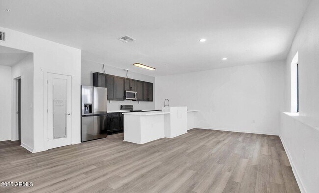 Building Photo - 842 S Farmer Ave