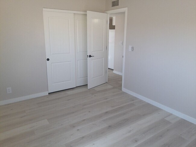 Building Photo - Long Term Duplex rental