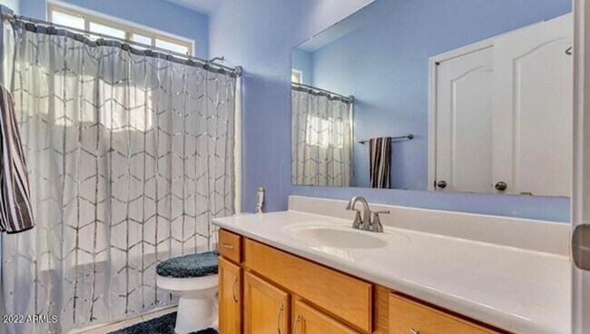 Building Photo - 5 Bedroom, 3 Bath Home in Secluded Neighbo...