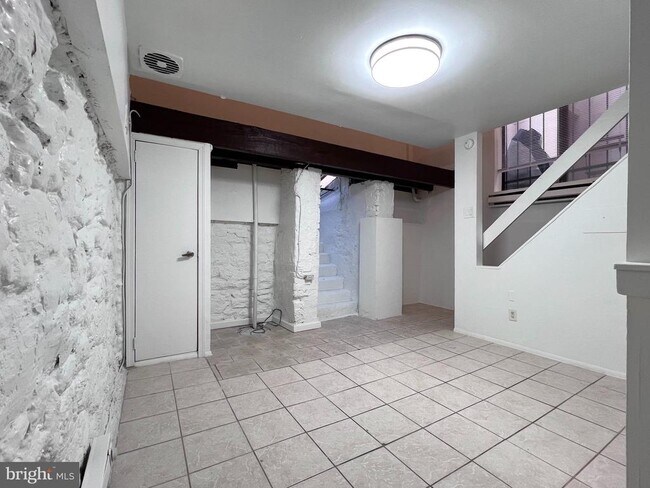 Building Photo - 515 S 12th St