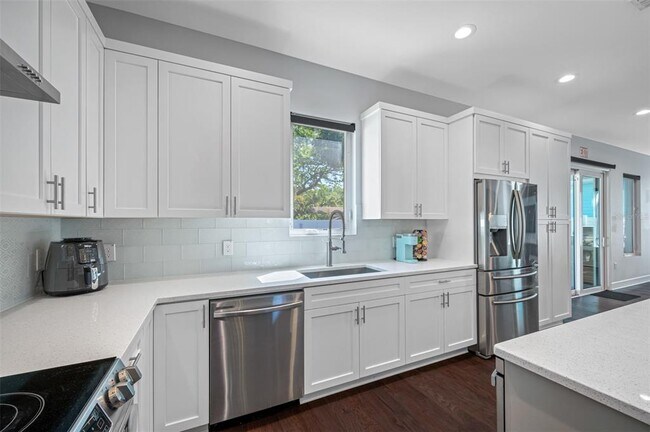 Building Photo - 902 W Plymouth St