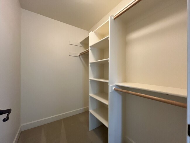 Building Photo - Luxury 5 Bedroom Home with Soaking Tub, Chef’s Kitchen & Expansive Primary Suite