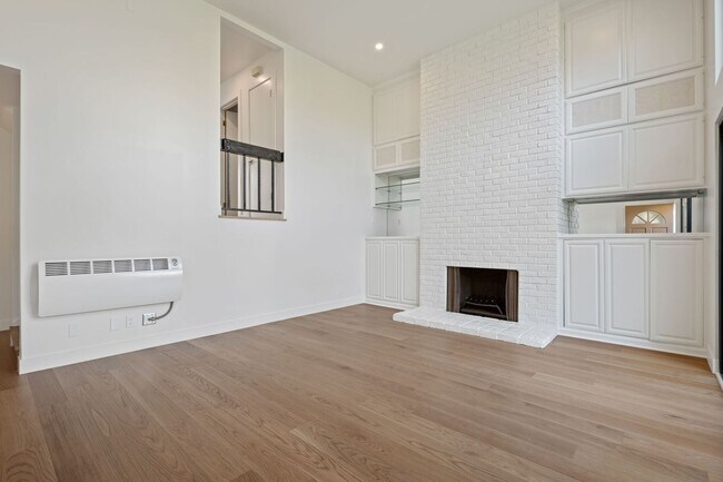 Building Photo - Fully Remodeled 2 Bed, 2 Bath East Beach T...