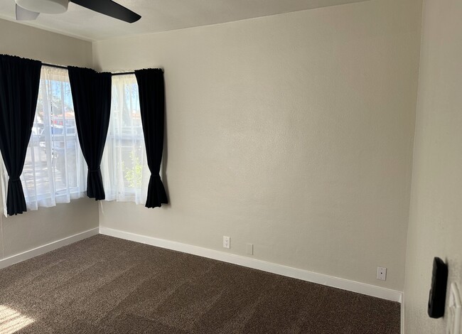 Building Photo - 338 S F St