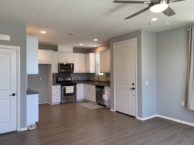 Building Photo - NEW HAVEN COMMUNITY - AVAILABLE NOW 2+2.5 ...