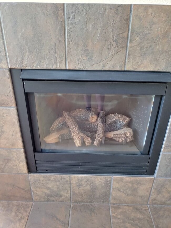 Building Photo - Gorgeous Spacious TownHome in Downtown Mou...