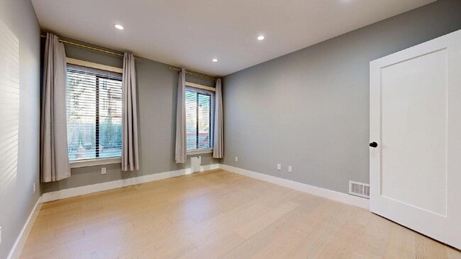 Building Photo - Remodeled 2 Bedroom | 1.5 Bathroom | Spaci...