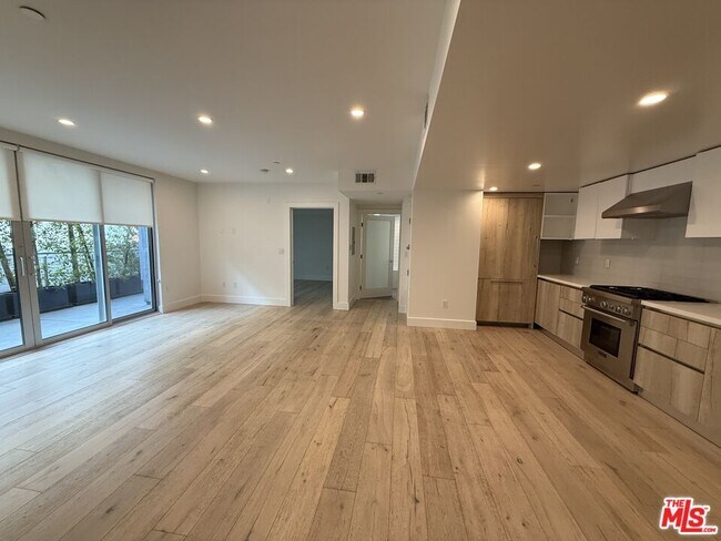 Building Photo - 8210 Fountain Ave