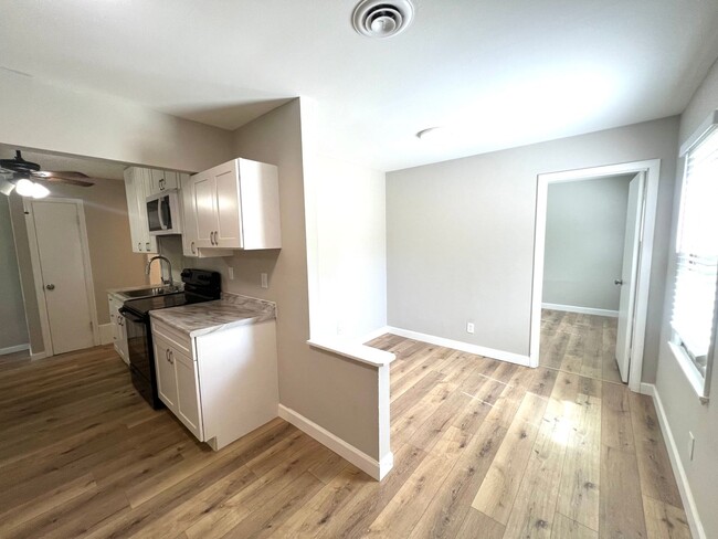 Building Photo - Updated Spacious 3 Bedroom 1 Bath  - Prese...