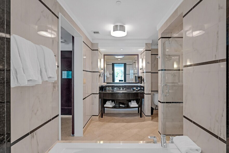 Building Photo - 4391 Collins Ave
